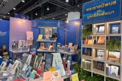 16102567-book-expo-8