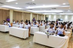 บรรยากาศการนำชมห้องสมุด