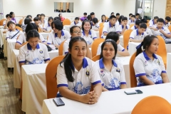 บรรยากาศการนำชมห้องสมุด