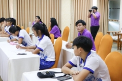 บรรยากาศการนำชมห้องสมุด