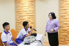 บรรยากาศการนำชมห้องสมุด