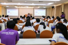 บรรยากาศการนำชมห้องสมุด