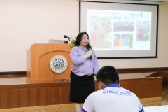 บรรยากาศการนำชมห้องสมุด