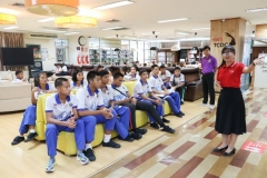 บรรยากาศการนำชมห้องสมุด