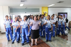 บรรยากาศการนำชมห้องสมุด