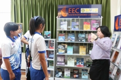 บรรยากาศการนำชมห้องสมุด