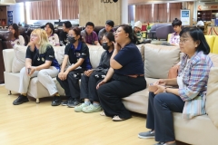 25670426-visitor-006