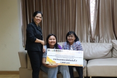 25670426-visitor-012