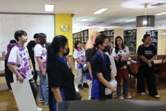 25670426-visitor-037