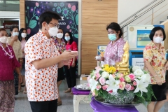 Carrying-on-Songkran-traditions-12