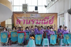 Carrying-on-Songkran-traditions-17