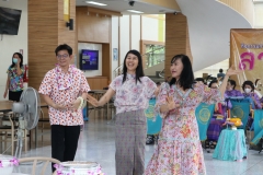 Carrying-on-Songkran-traditions-28