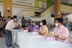 Carrying-on-Songkran-traditions-3