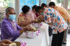 Carrying-on-Songkran-traditions-34