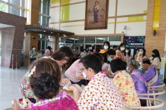 Carrying-on-Songkran-traditions-37