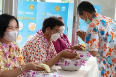 Carrying-on-Songkran-traditions-38