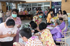 Carrying-on-Songkran-traditions-4