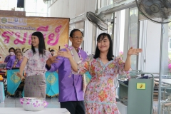 Carrying-on-Songkran-traditions-44