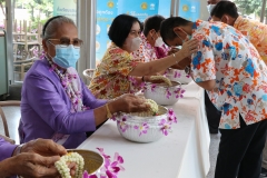 Carrying-on-Songkran-traditions-46