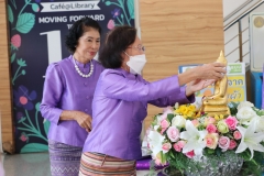 Carrying-on-Songkran-traditions-53