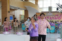 Carrying-on-Songkran-traditions-56