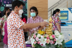 Carrying-on-Songkran-traditions-60