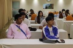 25670320-visitor-004