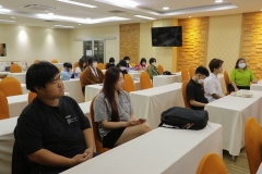 25670320-visitor-006