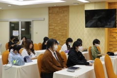 25670320-visitor-007