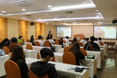 25670320-visitor-008