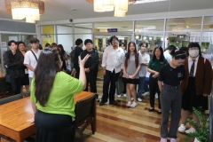 25670320-visitor-025