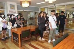 25670320-visitor-027