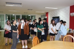 25670320-visitor-030