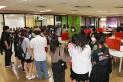 25670320-visitor-038