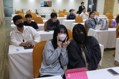 25670320-visitor-053