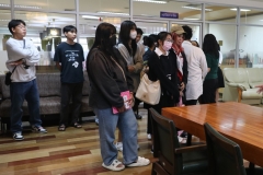 25670320-visitor-062