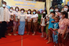 Offering-food-to-monks-65-10