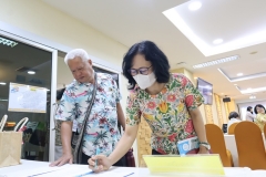 25670426-meeting-002