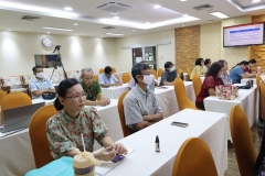 25670426-meeting-012