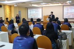 25670319-visitor-012