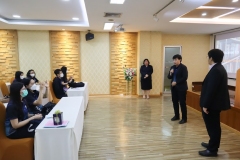 25670319-visitor-018