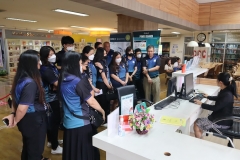 25670319-visitor-054