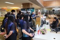 25670319-visitor-055