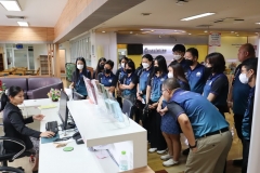 25670319-visitor-056