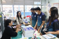 25670319-visitor-062