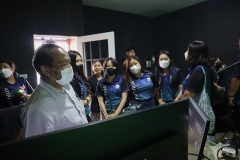 25670319-visitor-069