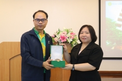 25670422-visitor-017