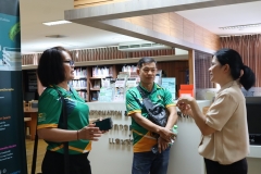 25670422-visitor-042